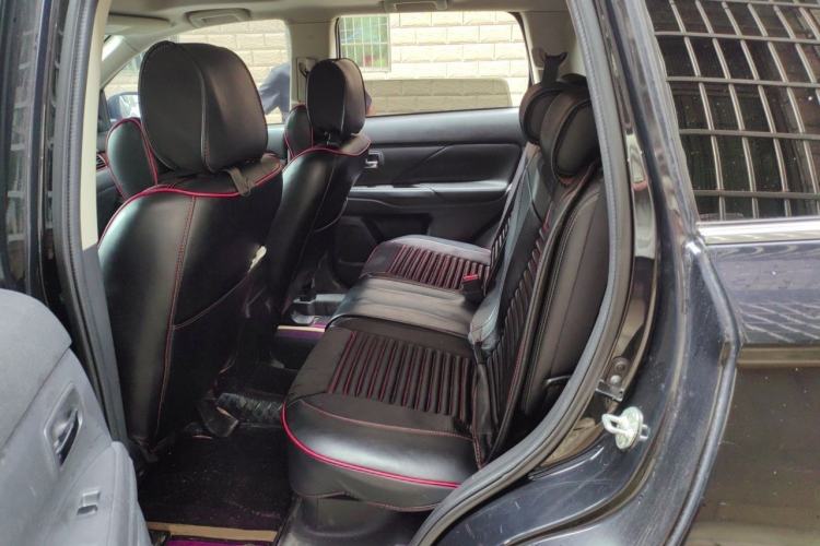 Used Mitsubishi Outlander 2013 2.4L Four-Wheel Drive Elite GT Version 7 Seats Left Rear Seat