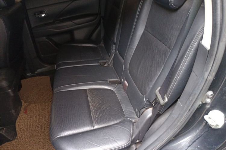 Used Mitsubishi Outlander 2013 2.4L 4x4 Luxury Navigation Edition 5 Seats Left Rear Seat