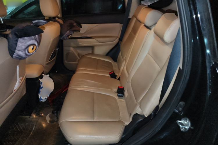 Used Mitsubishi Outlander 2013 2.4L Four-Wheel Drive Luxury Navigation Version 7 Seats Left Rear Seat