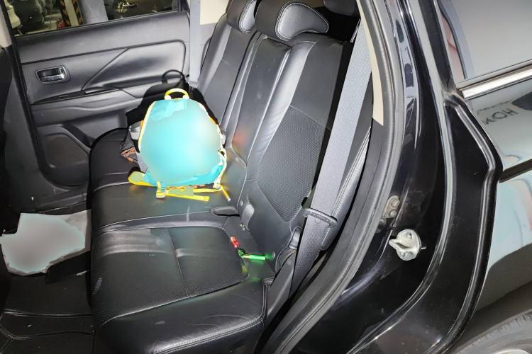 Used Mitsubishi Outlander 2013 2.4L 4x4 Luxury Navigation Edition 5 Seats Left Rear Seat