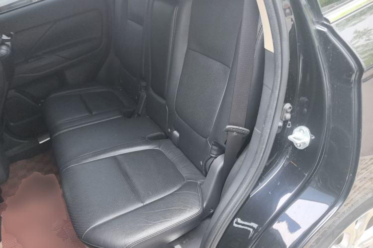 Used Mitsubishi Outlander 2013 2.4L 4x4 Luxury Navigation Edition 5 Seats Left Rear Seat