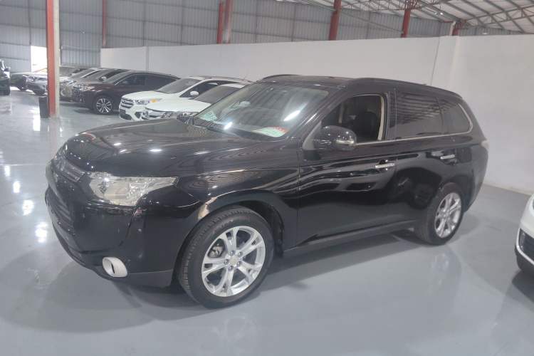 Used Mitsubishi Outlander 2013 2.4L 4x4 Luxury Navigation Edition 5 Seats Left Side