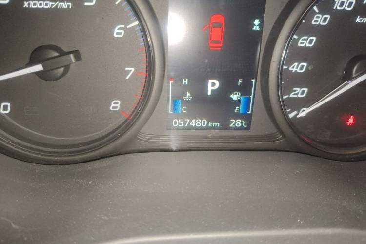 Used Mitsubishi Outlander 2013 2.4L Four-Wheel Drive Luxury Navigation Version 7 Seats Odometer Close Up