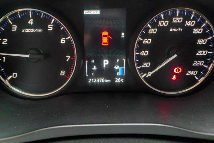 Used Mitsubishi Outlander 2013 2.4L Four-Wheel Drive Elite GT Version 7 Seats Odometer Close Up