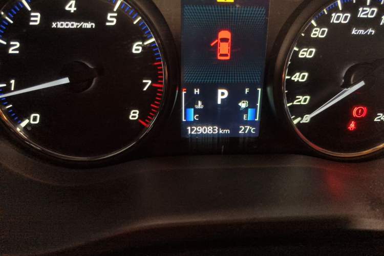 Used Mitsubishi Outlander 2013 2.4L Four-Wheel Drive Luxury Navigation Version 7 Seats Odometer Close Up