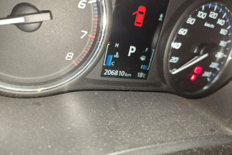 Used Mitsubishi Outlander 2013 2.4L Four-Wheel Drive Luxury Navigation Version 7 Seats Odometer Close Up