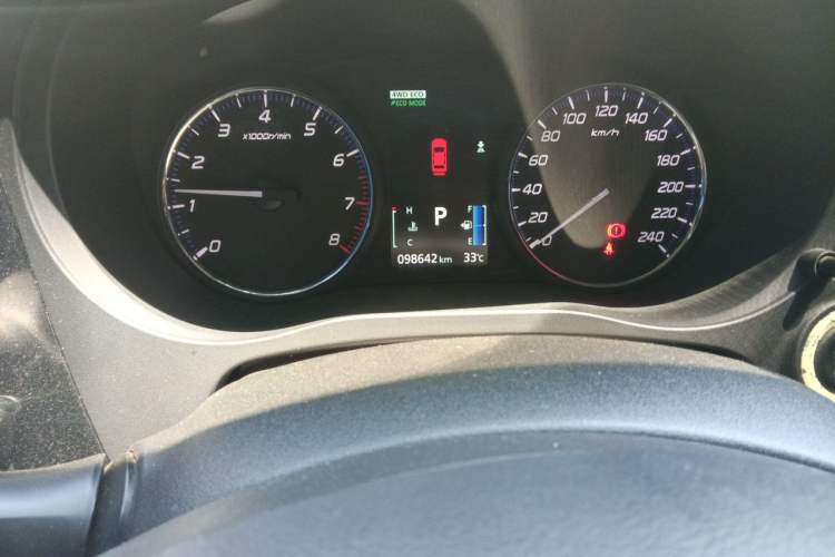 Used Mitsubishi Outlander 2013 2.4L Four-Wheel Drive Luxury Navigation Version 7 Seats Odometer Close Up