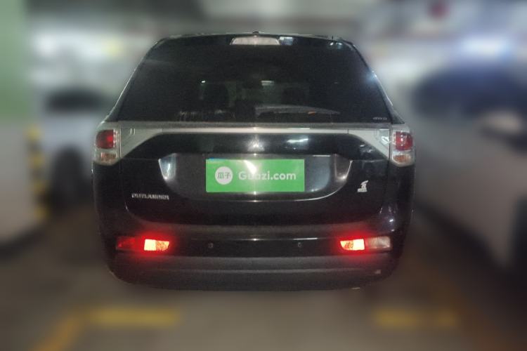 Used Mitsubishi Outlander 2013 2.4L Four-Wheel Drive Luxury Navigation Version 7 Seats Rear
