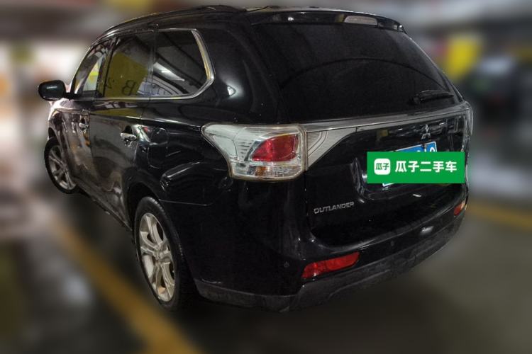 Used Mitsubishi Outlander 2013 2.4L Four-Wheel Drive Luxury Navigation Version 7 Seats Rear Left 45 Deg