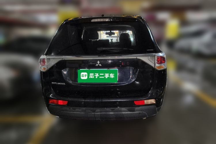 Used Mitsubishi Outlander 2013 2.4L Four-Wheel Drive Luxury Navigation Version 7 Seats Rear