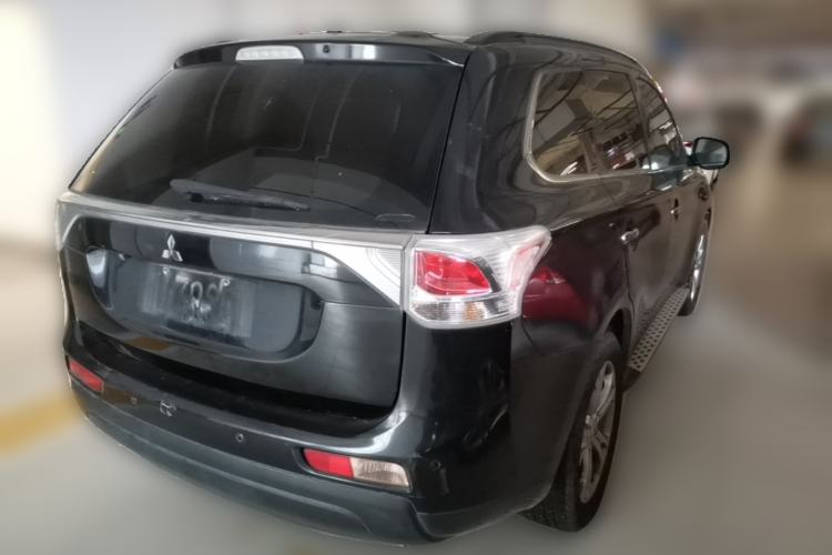 Used Mitsubishi Outlander 2013 2.4L 4x4 Luxury Navigation Edition 5 Seats Rear Right 45 Deg