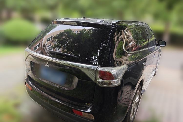 Used Mitsubishi Outlander 2013 2.4L 4x4 Luxury Navigation Edition 5 Seats Rear Right 45 Deg