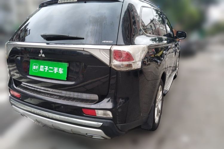 Used Mitsubishi Outlander 2013 2.4L 4x4 Luxury Navigation Edition 5 Seats Rear Right 45 Deg