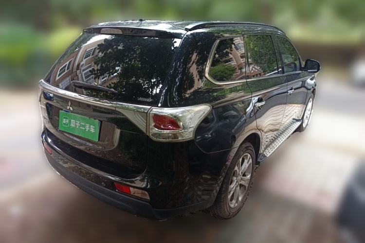 Used Mitsubishi Outlander 2013 2.4L 4x4 Luxury Navigation Edition 5 Seats Rear Right 45 Deg