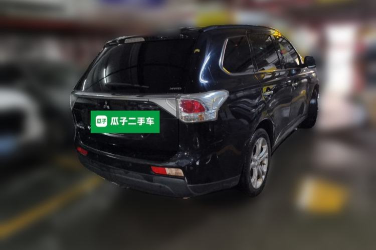 Used Mitsubishi Outlander 2013 2.4L Four-Wheel Drive Luxury Navigation Version 7 Seats Rear Right 45 Deg