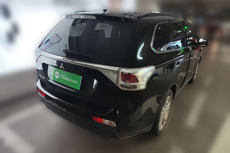 Used Mitsubishi Outlander 2013 2.4L 4x4 Luxury Navigation Edition 5 Seats Rear Right 45 Deg