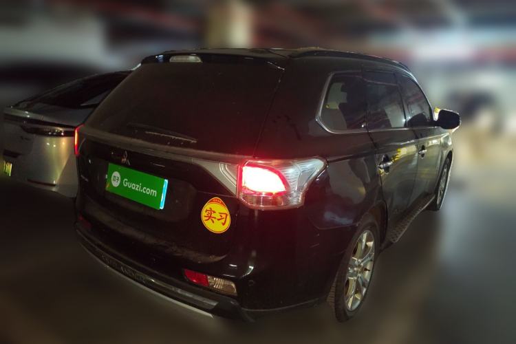 Used Mitsubishi Outlander 2013 2.4L Four-Wheel Drive Luxury Navigation Version 7 Seats Rear Right 45 Deg