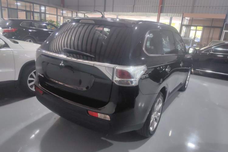 Used Mitsubishi Outlander 2013 2.4L 4x4 Luxury Navigation Edition 5 Seats Rear Right 45 Deg