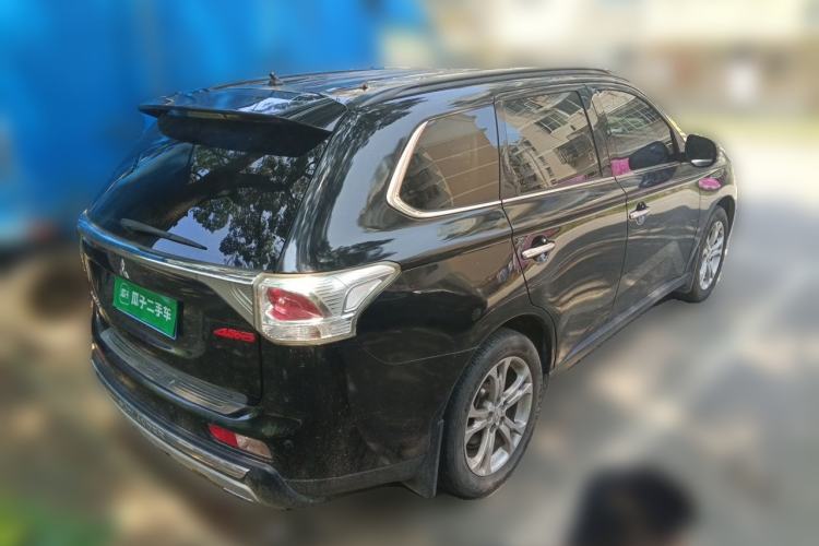 Used Mitsubishi Outlander 2013 2.4L Four-Wheel Drive Luxury Navigation Version 7 Seats Rear Right 45 Deg