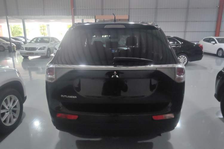 Used Mitsubishi Outlander 2013 2.4L 4x4 Luxury Navigation Edition 5 Seats Rear