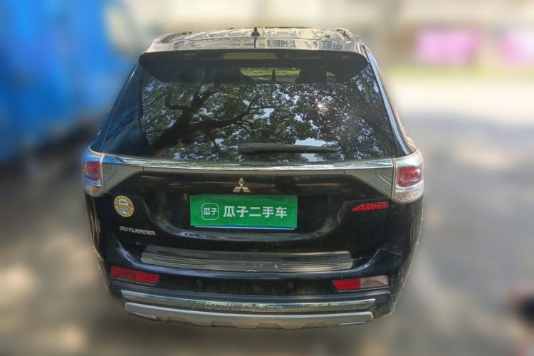 Used Mitsubishi Outlander 2013 2.4L Four-Wheel Drive Luxury Navigation Version 7 Seats Rear