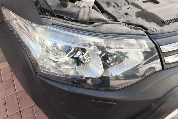 Used Mitsubishi Outlander 2013 2.4L Four-Wheel Drive Luxury Navigation Version 7 Seats Right Front Headlight
