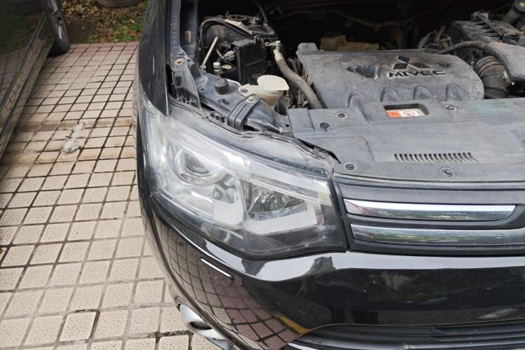 Used Mitsubishi Outlander 2013 2.4L 4x4 Luxury Navigation Edition 5 Seats Right Front Headlight