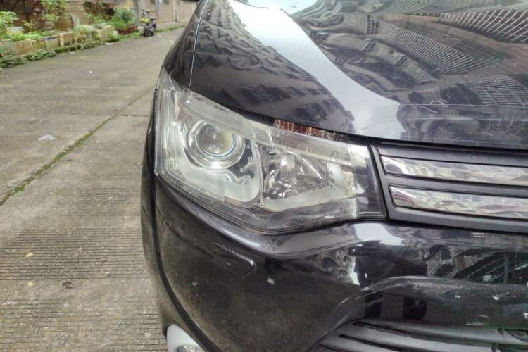 Used Mitsubishi Outlander 2013 2.4L Four-Wheel Drive Elite GT Version 7 Seats Right Front Headlight