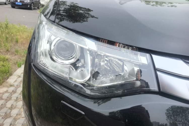 Used Mitsubishi Outlander 2013 2.4L 4x4 Luxury Navigation Edition 5 Seats Right Front Headlight