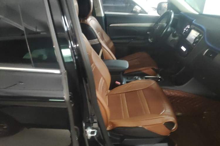 Used Mitsubishi Outlander 2013 2.4L 4x4 Luxury Navigation Edition 5 Seats Right Front Seat