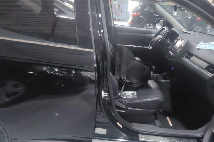 Used Mitsubishi Outlander 2013 2.4L 4x4 Luxury Navigation Edition 5 Seats Right Front Seat