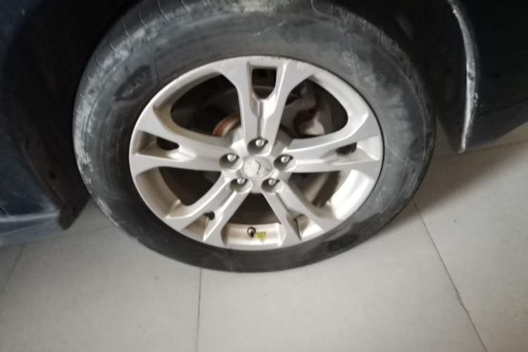 Used Mitsubishi Outlander 2013 2.4L 4x4 Luxury Navigation Edition 5 Seats Right Front Wheel Hub