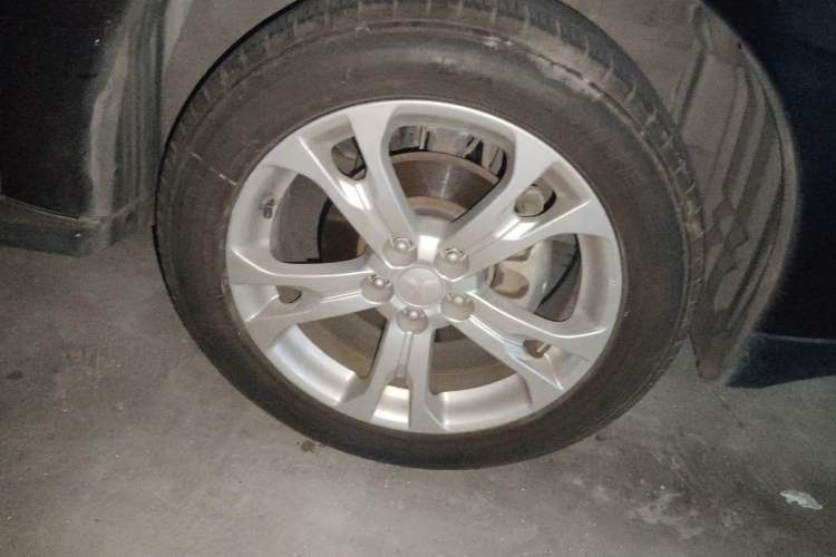 Used Mitsubishi Outlander 2013 2.4L Four-Wheel Drive Luxury Navigation Version 7 Seats Right Front Wheel Hub