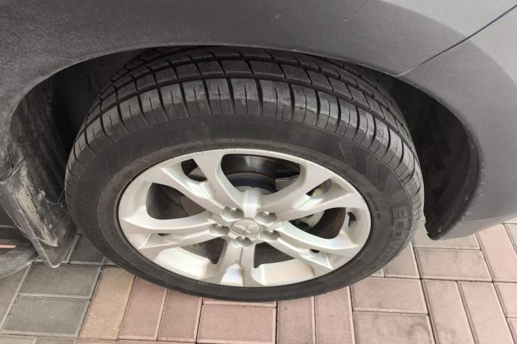 Used Mitsubishi Outlander 2013 2.4L Four-Wheel Drive Luxury Navigation Version 7 Seats Right Front Wheel Hub
