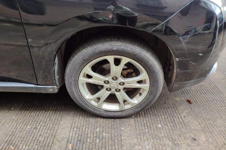 Used Mitsubishi Outlander 2013 2.4L Four-Wheel Drive Elite GT Version 7 Seats Right Front Wheel Hub