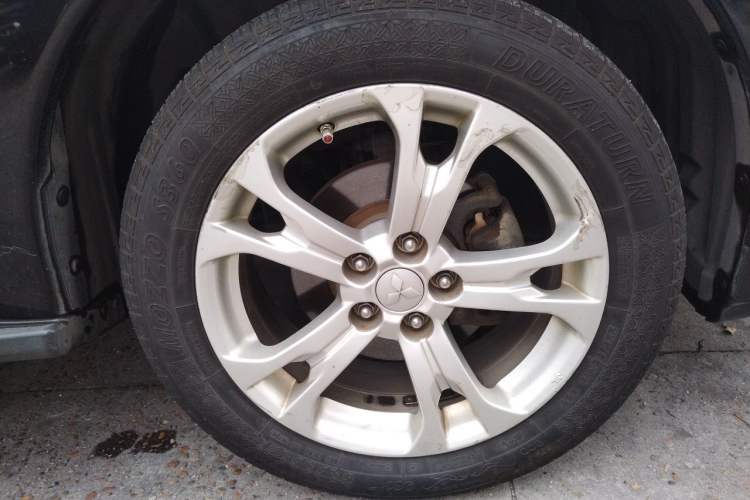 Used Mitsubishi Outlander 2013 2.4L 4x4 Luxury Navigation Edition 5 Seats Right Front Wheel Hub