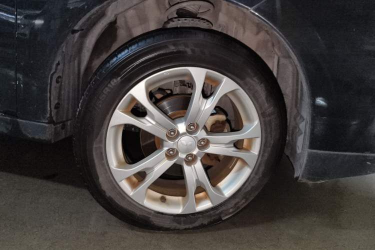 Used Mitsubishi Outlander 2013 2.4L Four-Wheel Drive Luxury Navigation Version 7 Seats Right Front Wheel Hub