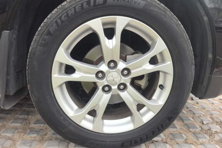 Used Mitsubishi Outlander 2013 2.4L 4x4 Luxury Navigation Edition 5 Seats Right Front Wheel Hub