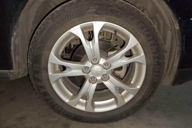 Used Mitsubishi Outlander 2013 2.4L Four-Wheel Drive Luxury Navigation Version 7 Seats Right Front Wheel Hub