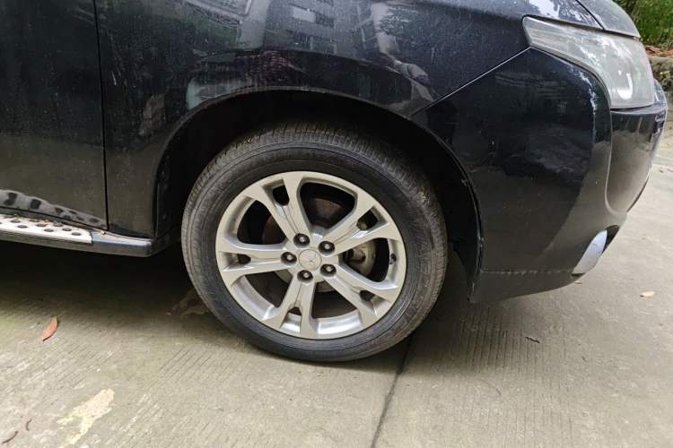 Used Mitsubishi Outlander 2013 2.4L 4x4 Luxury Navigation Edition 5 Seats Right Front Wheel Hub