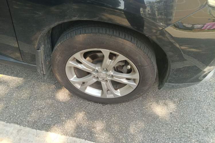 Used Mitsubishi Outlander 2013 2.4L Four-Wheel Drive Luxury Navigation Version 7 Seats Right Front Wheel Hub