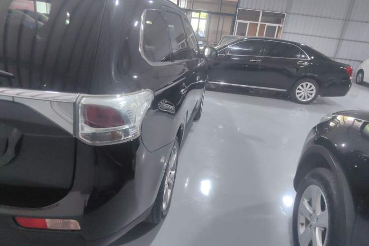 Used Mitsubishi Outlander 2013 2.4L 4x4 Luxury Navigation Edition 5 Seats Right Rear Taillight