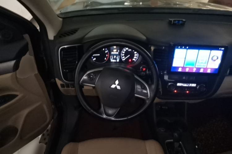 Used Mitsubishi Outlander 2013 2.4L 4x4 Luxury Navigation Edition 5 Seats Steering Wheel