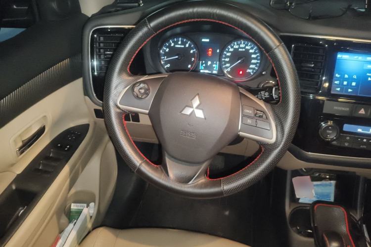 Used Mitsubishi Outlander 2013 2.4L Four-Wheel Drive Luxury Navigation Version 7 Seats Steering Wheel