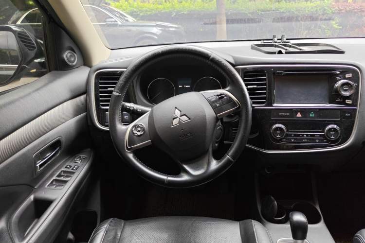 Used Mitsubishi Outlander 2013 2.4L 4x4 Luxury Navigation Edition 5 Seats Steering Wheel