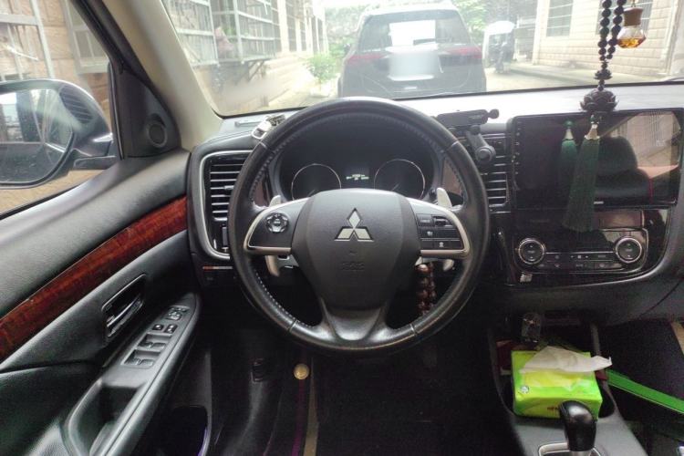 Used Mitsubishi Outlander 2013 2.4L Four-Wheel Drive Elite GT Version 7 Seats Steering Wheel