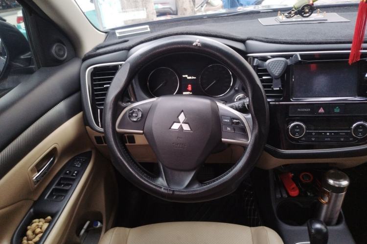 Used Mitsubishi Outlander 2013 2.4L 4x4 Luxury Navigation Edition 5 Seats Steering Wheel