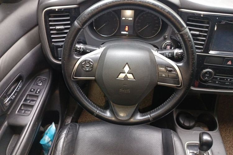 Used Mitsubishi Outlander 2013 2.4L 4x4 Luxury Navigation Edition 5 Seats Steering Wheel
