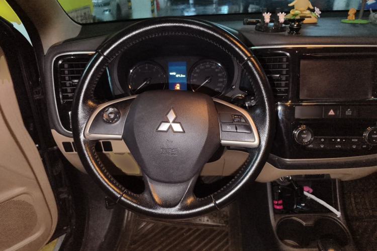 Used Mitsubishi Outlander 2013 2.4L Four-Wheel Drive Luxury Navigation Version 7 Seats Steering Wheel