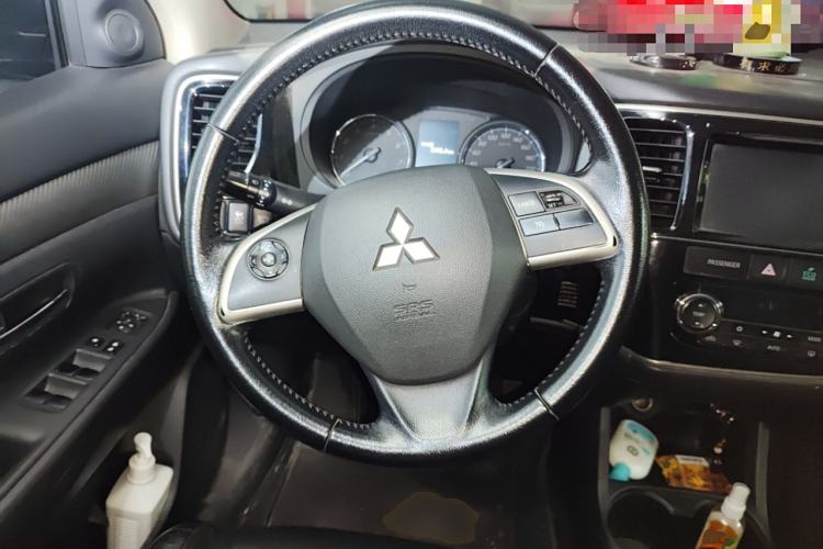 Used Mitsubishi Outlander 2013 2.4L 4x4 Luxury Navigation Edition 5 Seats Steering Wheel